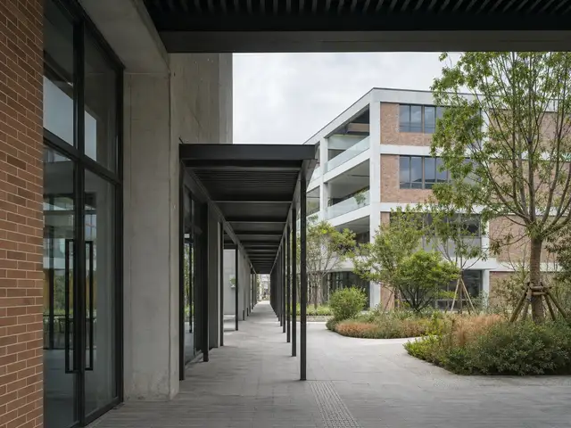 现代工业建筑与公共空间的场景示意
